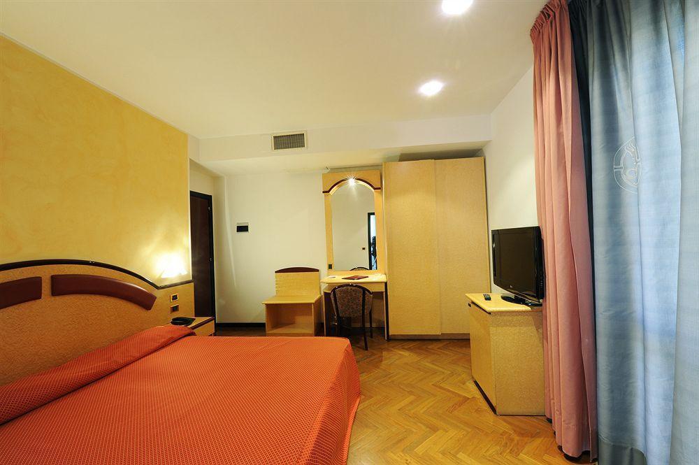 Hotel Regent - In Pieno Centro San Benedetto del Tronto Exterior foto
